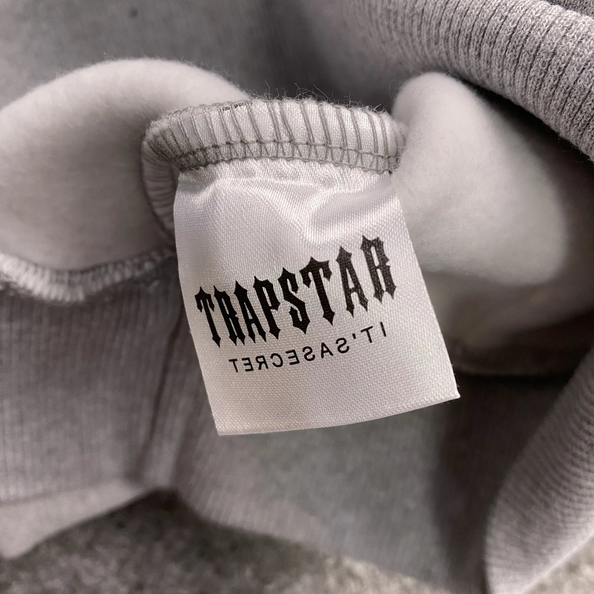 Conjunto Trapstar Chenille Decoded Gris Hielo