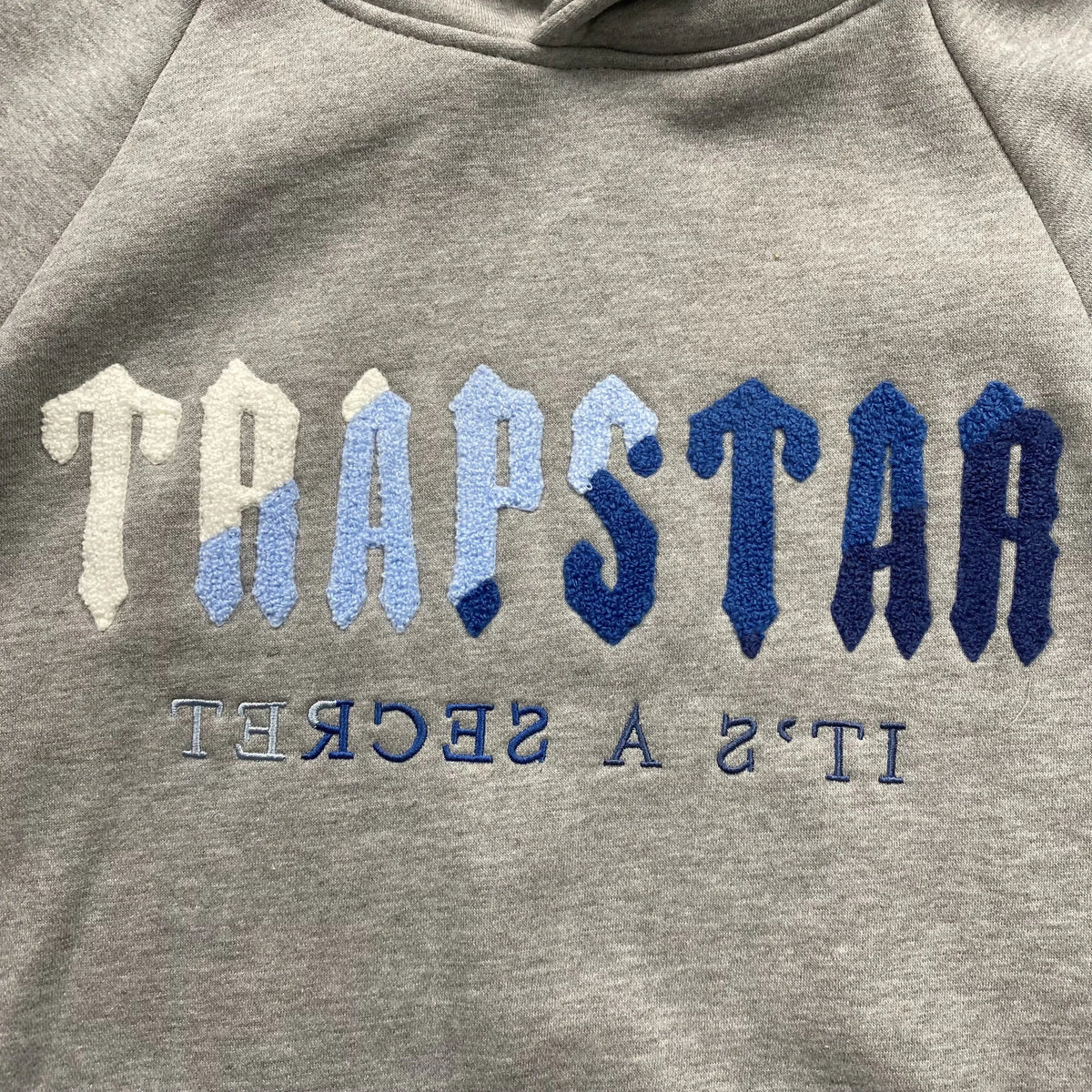 Conjunto Trapstar Chenille Decoded Gris Hielo