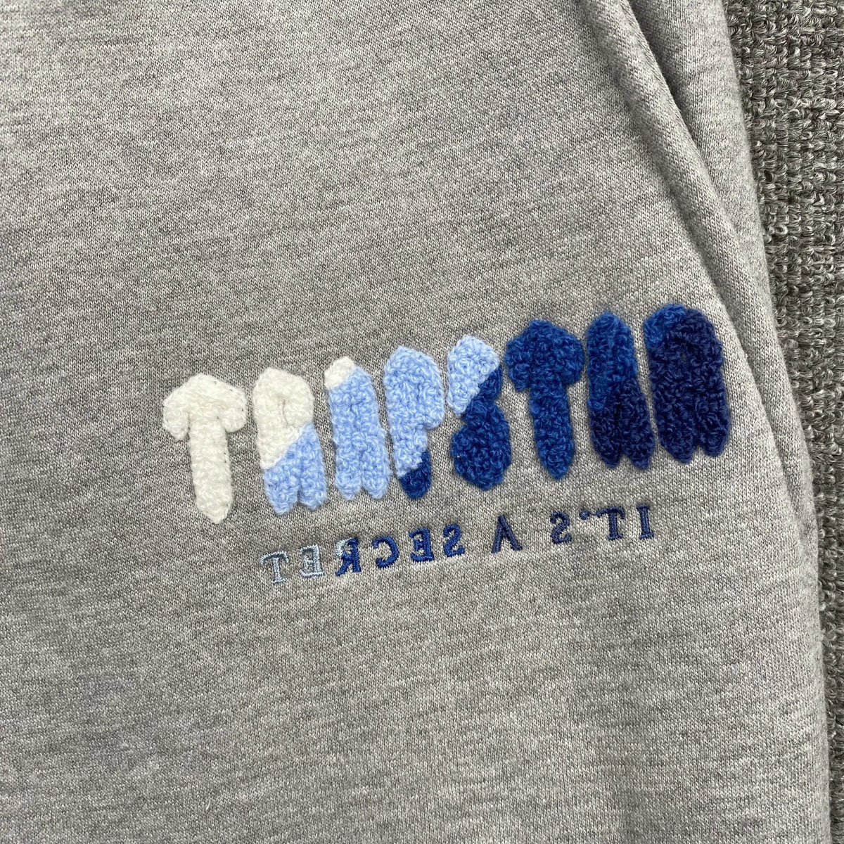 Conjunto Trapstar Chenille Decoded Gris Hielo
