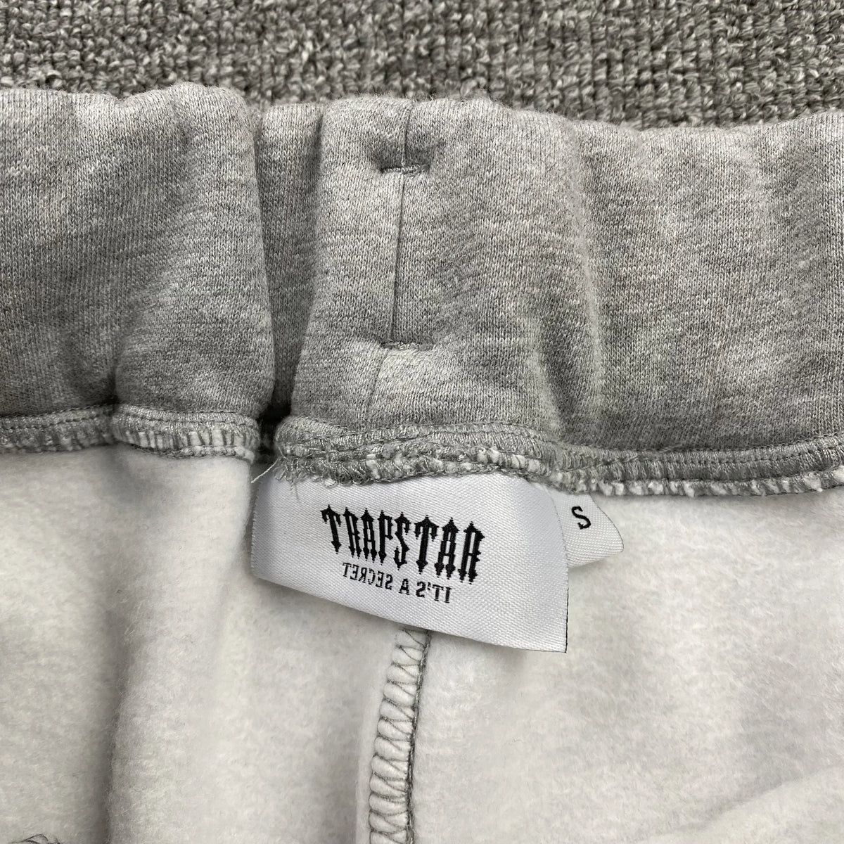 Conjunto Trapstar Chenille Decoded Gris Hielo
