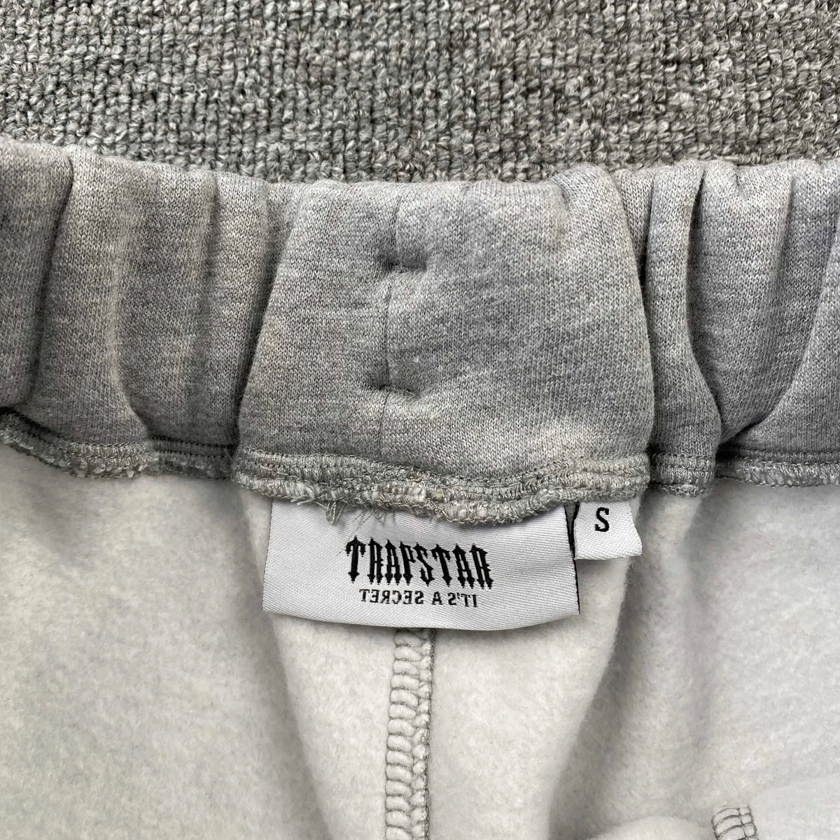 Conjunto Trapstar Chenille Decoded Gris Hielo