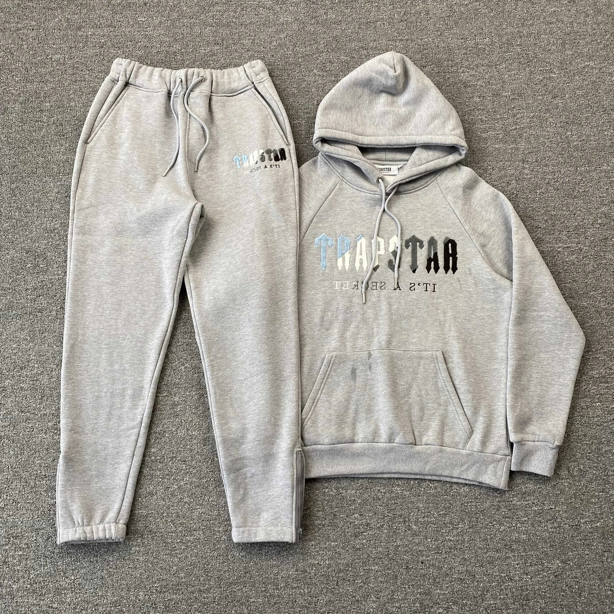 Conjunto Trapstar Chenille Decoded Gris Hielo