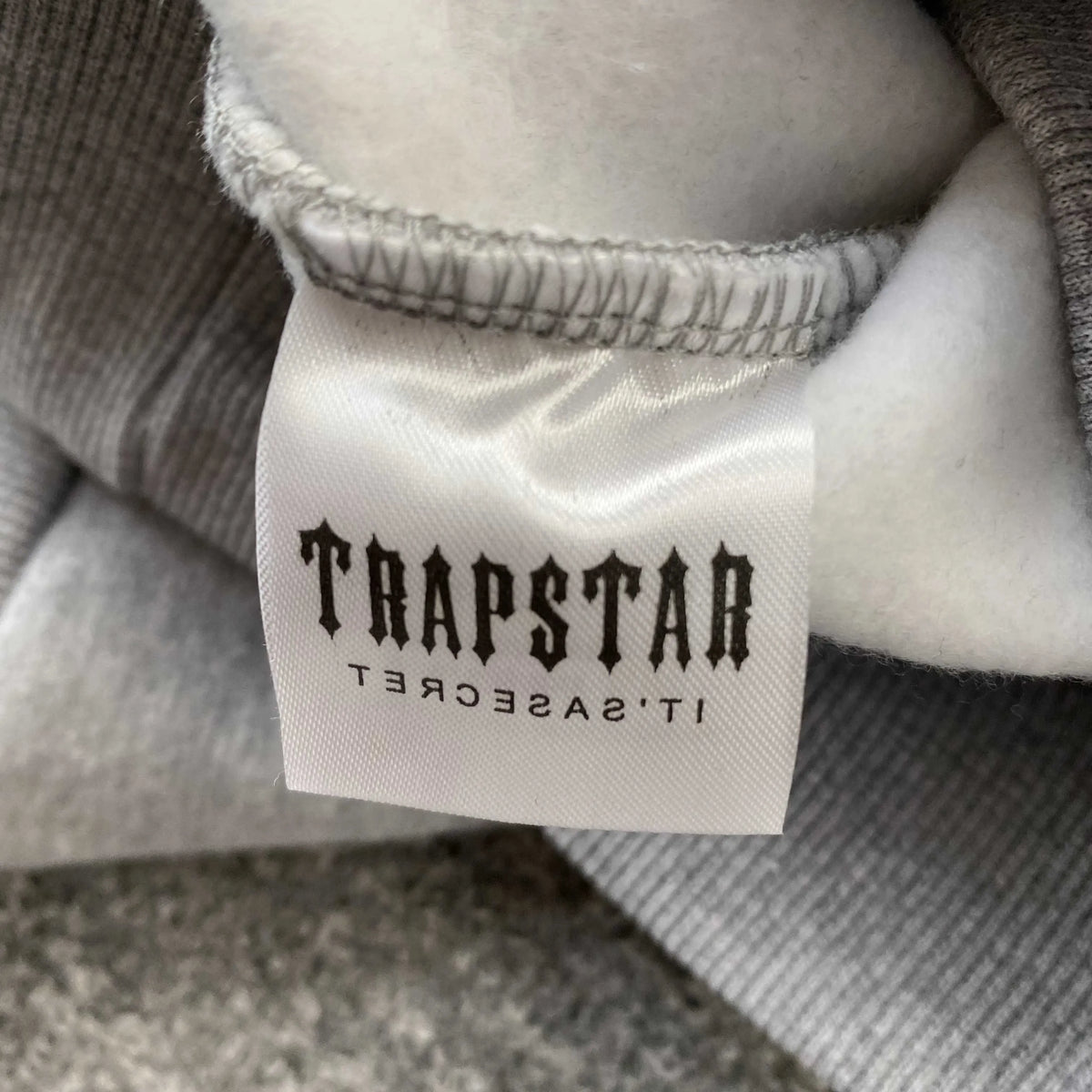Conjunto Trapstar Chenille Decoded Gris Naranja