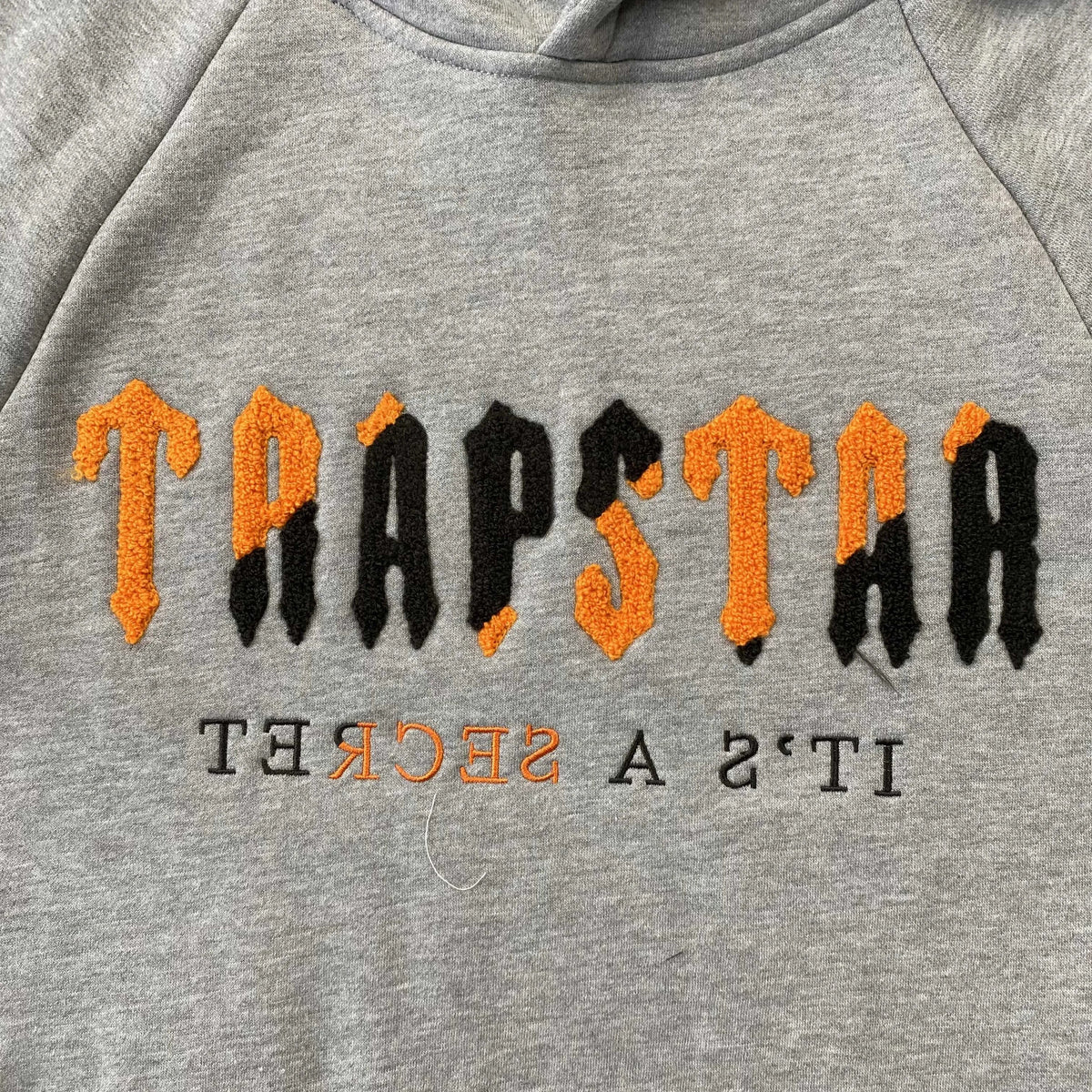 Conjunto Trapstar Chenille Decoded Gris Naranja