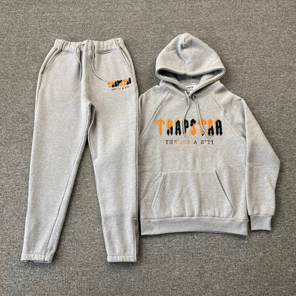 Conjunto Trapstar Chenille Decoded Gris Naranja