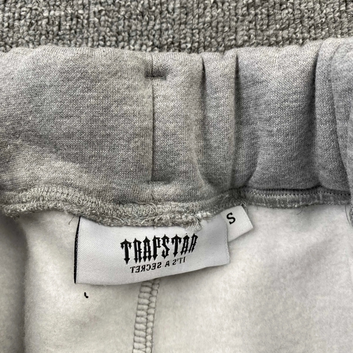 Conjunto Trapstar Chenille Decoded Gris Rojo
