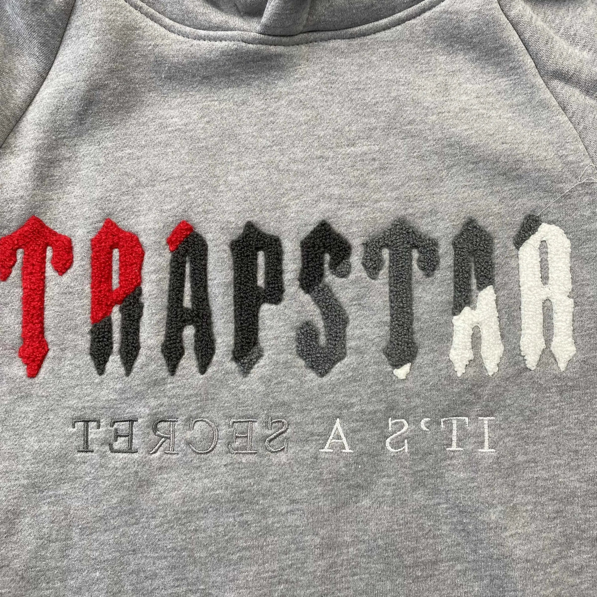 Conjunto Trapstar Chenille Decoded Gris Rojo