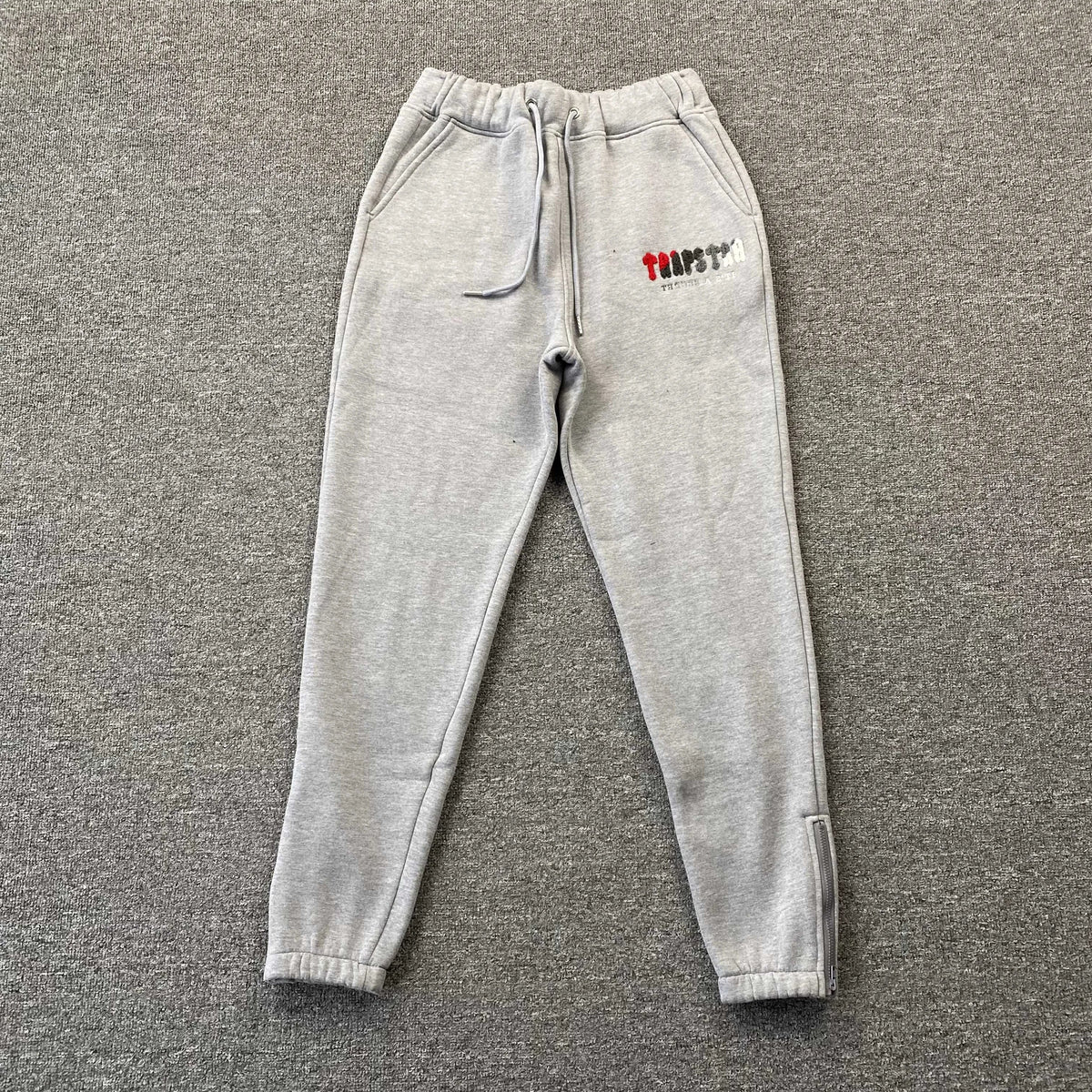 Conjunto Trapstar Chenille Decoded Gris Rojo