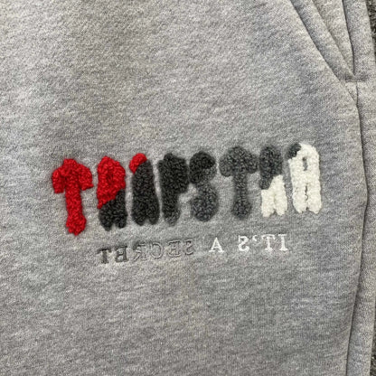 Conjunto Trapstar Chenille Decoded Gris Rojo