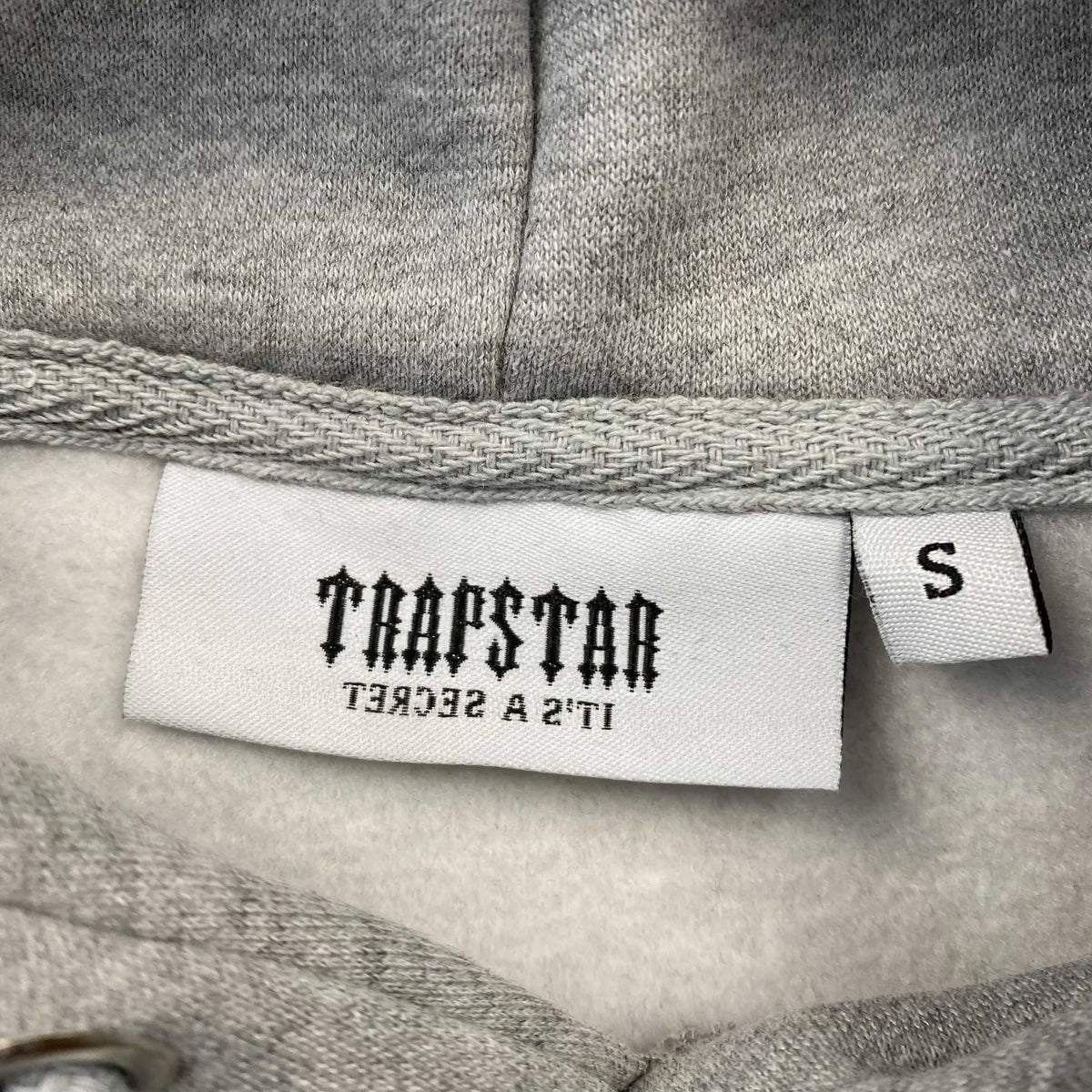 Conjunto Trapstar Chenille Decoded Gris Rojo