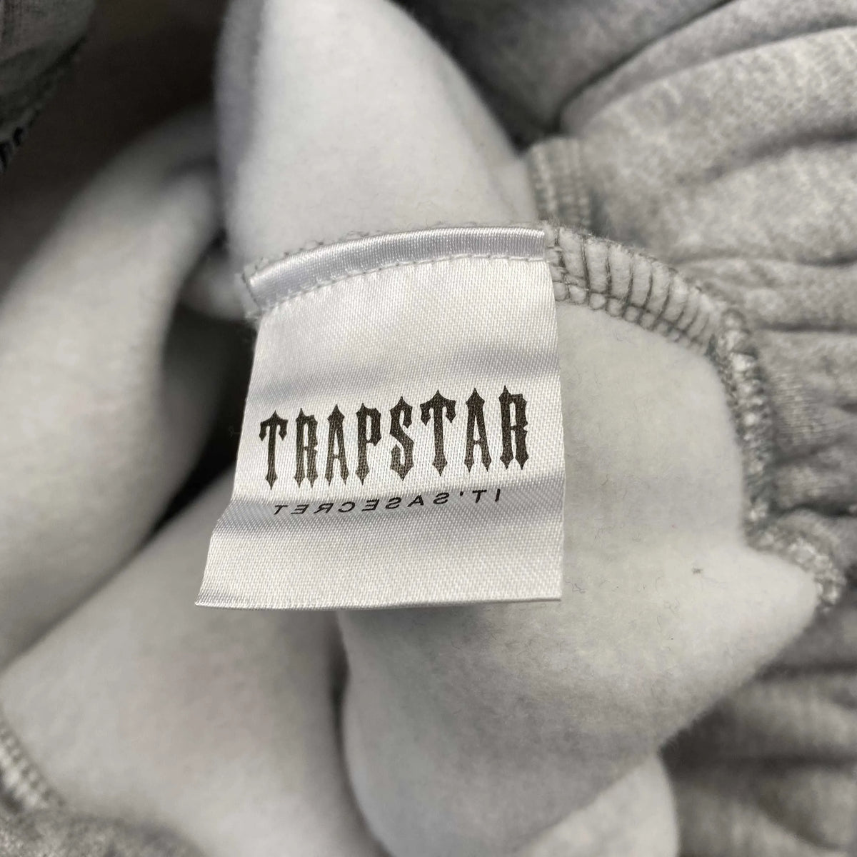 Conjunto Trapstar Chenille Decoded Gris Rojo