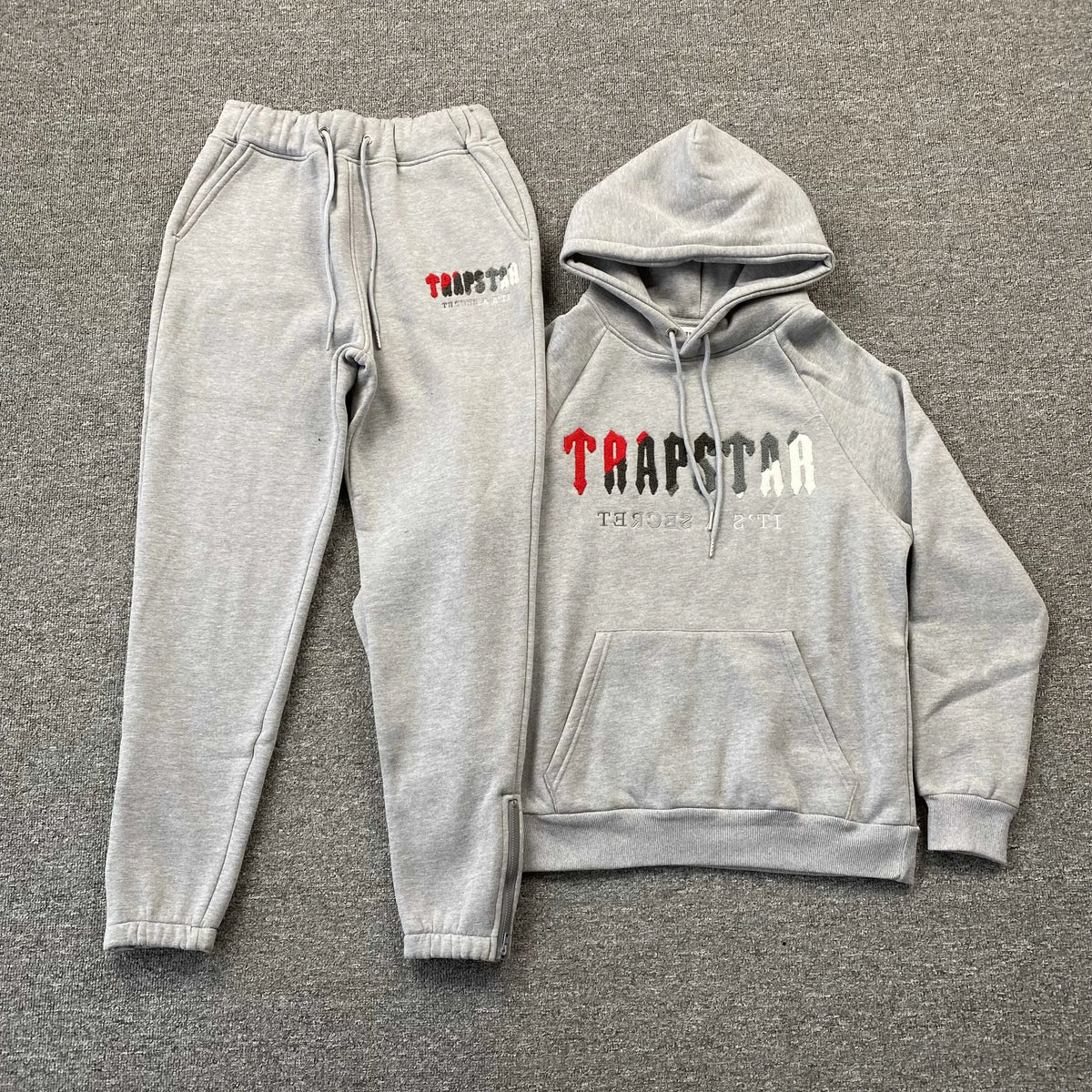 Conjunto Trapstar Chenille Decoded Gris Rojo