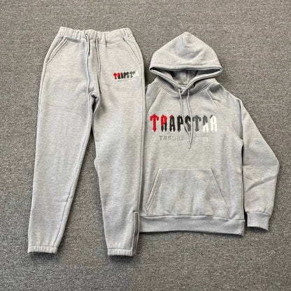 Conjunto Trapstar Chenille Decoded Gris Rojo