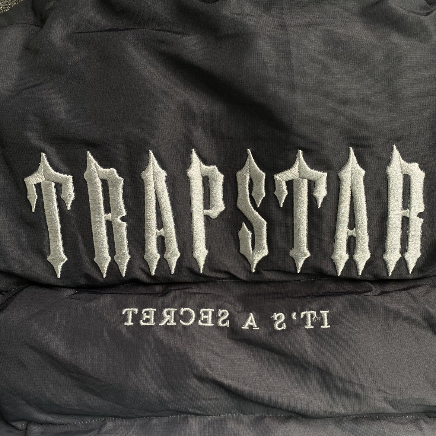 Campera Trapstar Decoded Hooded 2.0 Puffer Negra gradient
