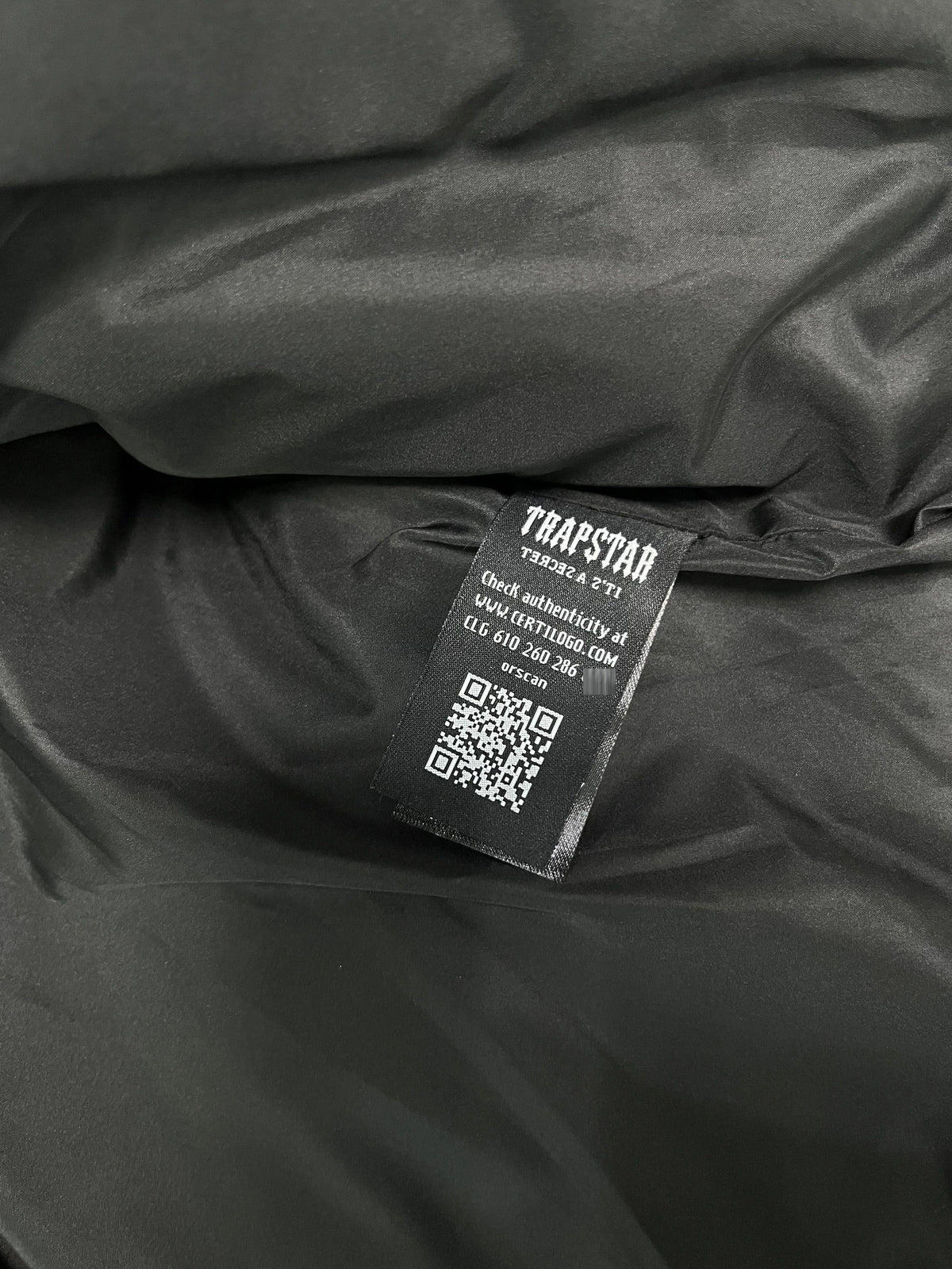 Campera Trapstar Decoded Hooded 2.0 Puffer Negra