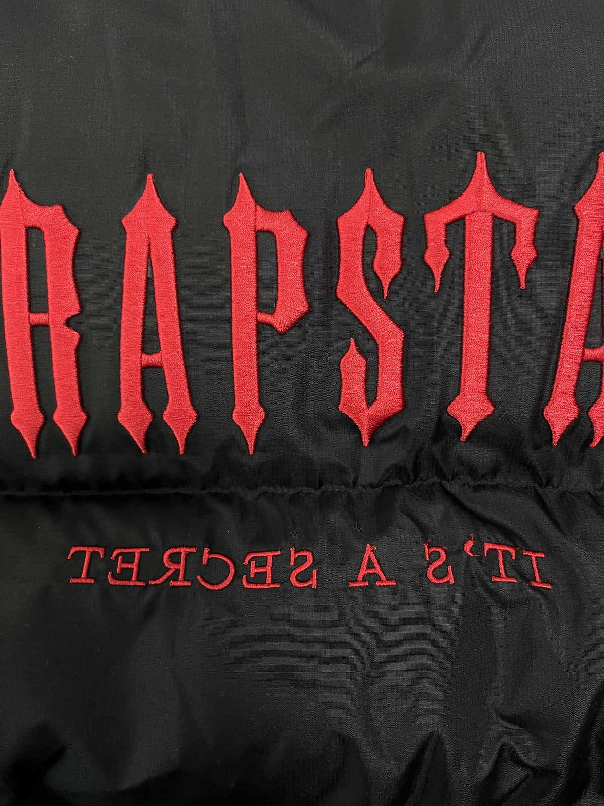 Campera Trapstar Decoded Hooded 2.0 Puffer Negra