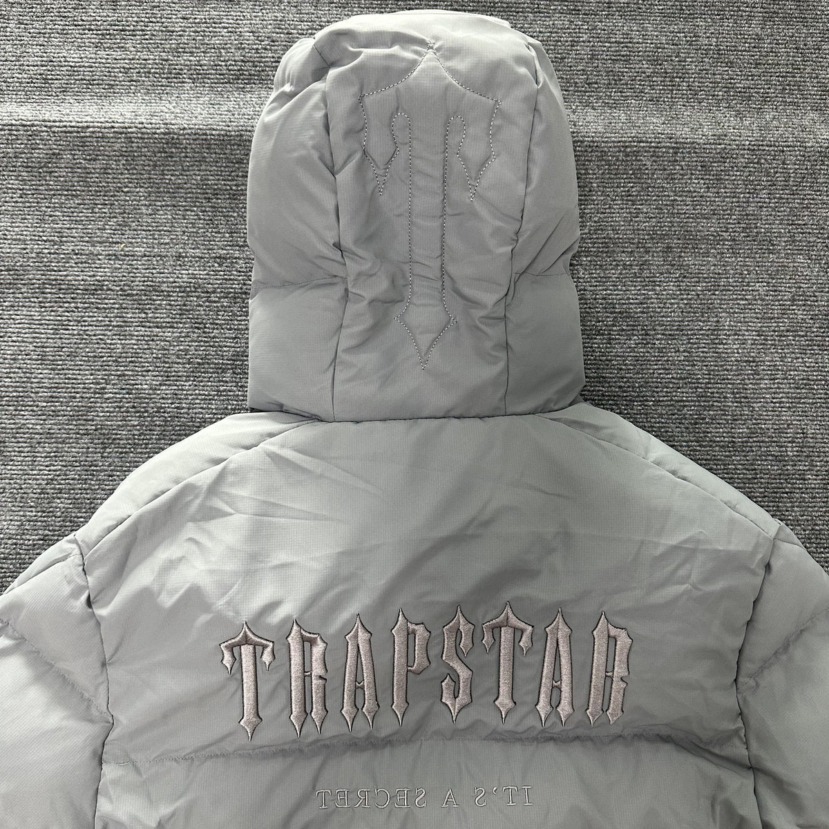 Campera Trapstar Decoded Hooded 2.0 Puffer Gris