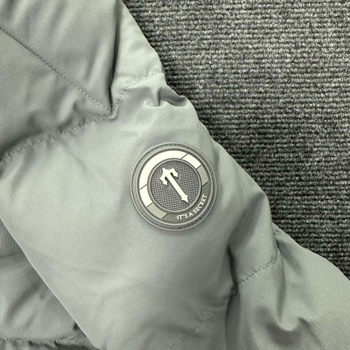 Campera Trapstar Decoded Hooded 2.0 Puffer Gris