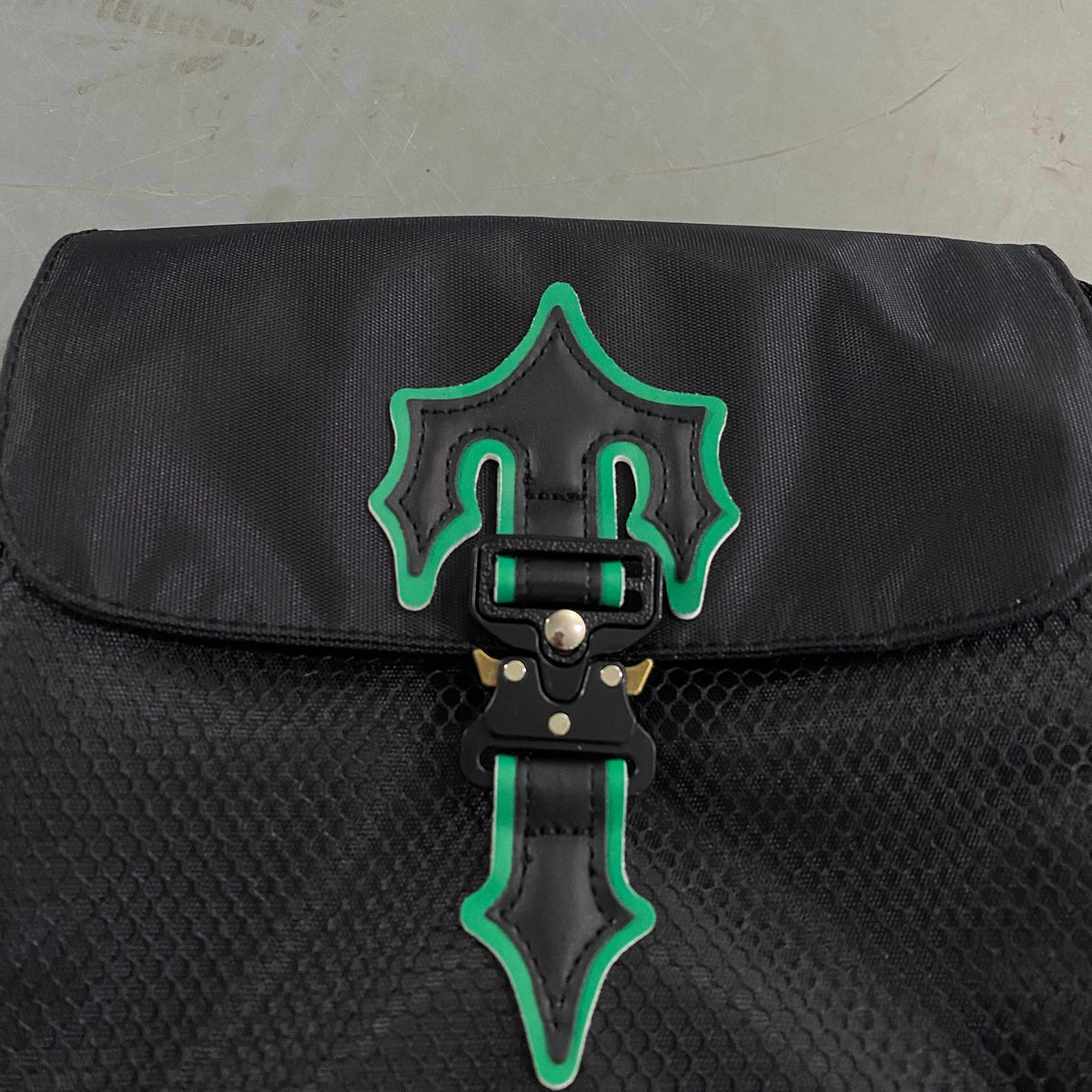Morral Trapstar Irongate 1.0 Crossbody Negro Verde