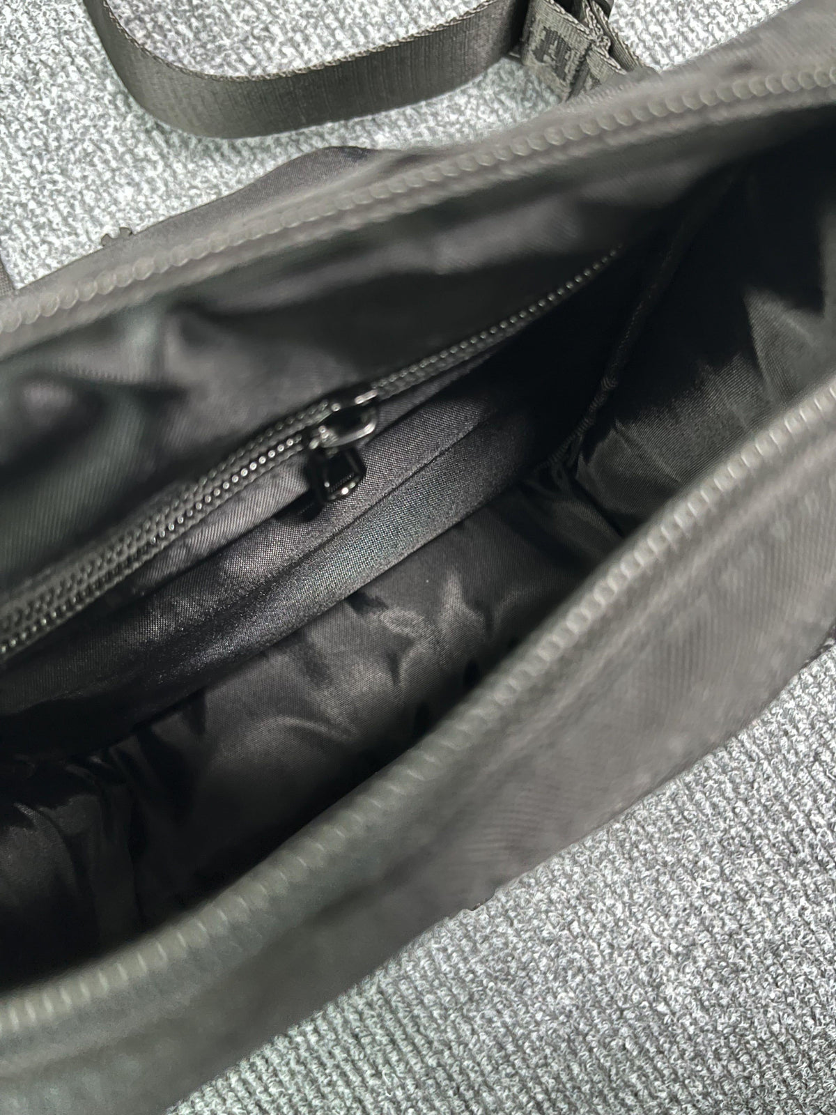 Morral Trapstar Irongate 1.0 Crossbody Negro Azul
