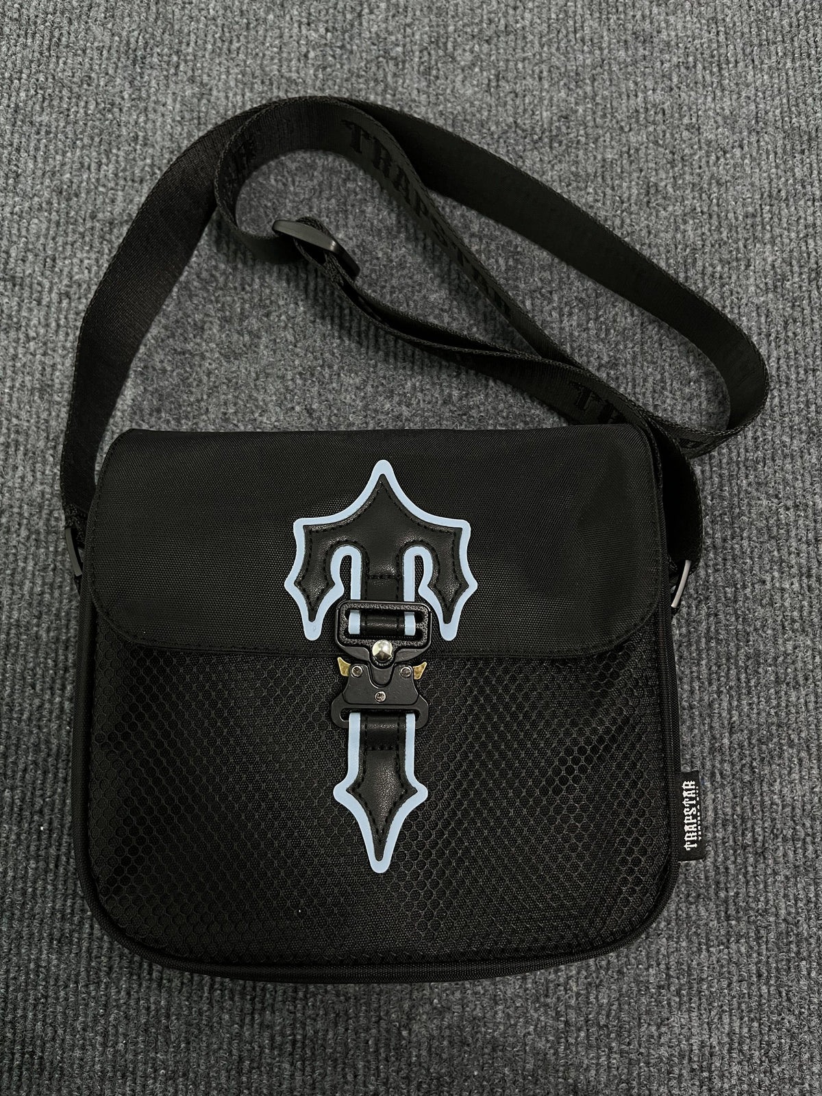 Morral Trapstar Irongate 1.0 Crossbody Negro Azul