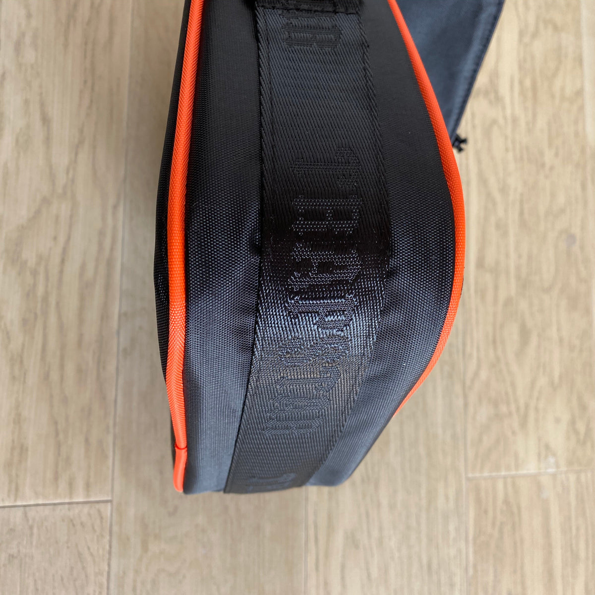 Morral Trapstar Irongate T Crossbody Negro Naranja