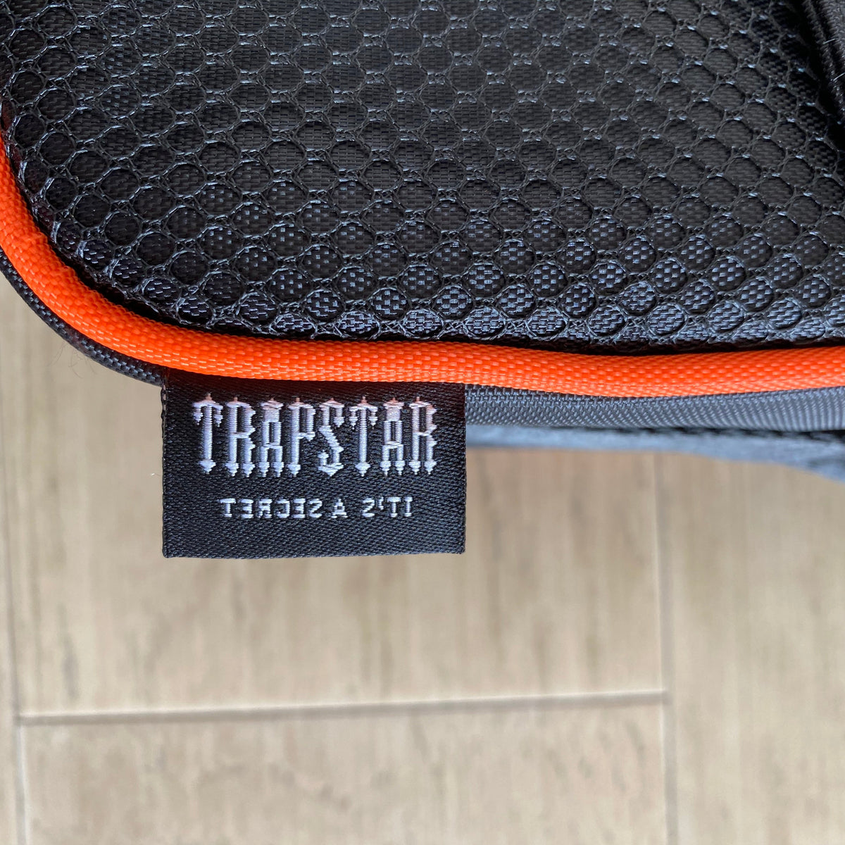 Morral Trapstar Irongate T Crossbody Negro Naranja