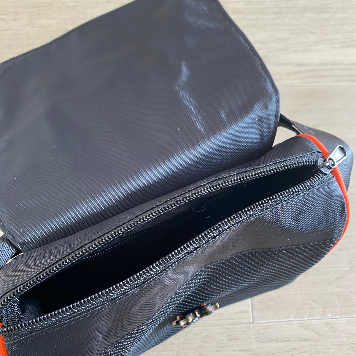 Morral Trapstar Irongate T Crossbody Negro Naranja