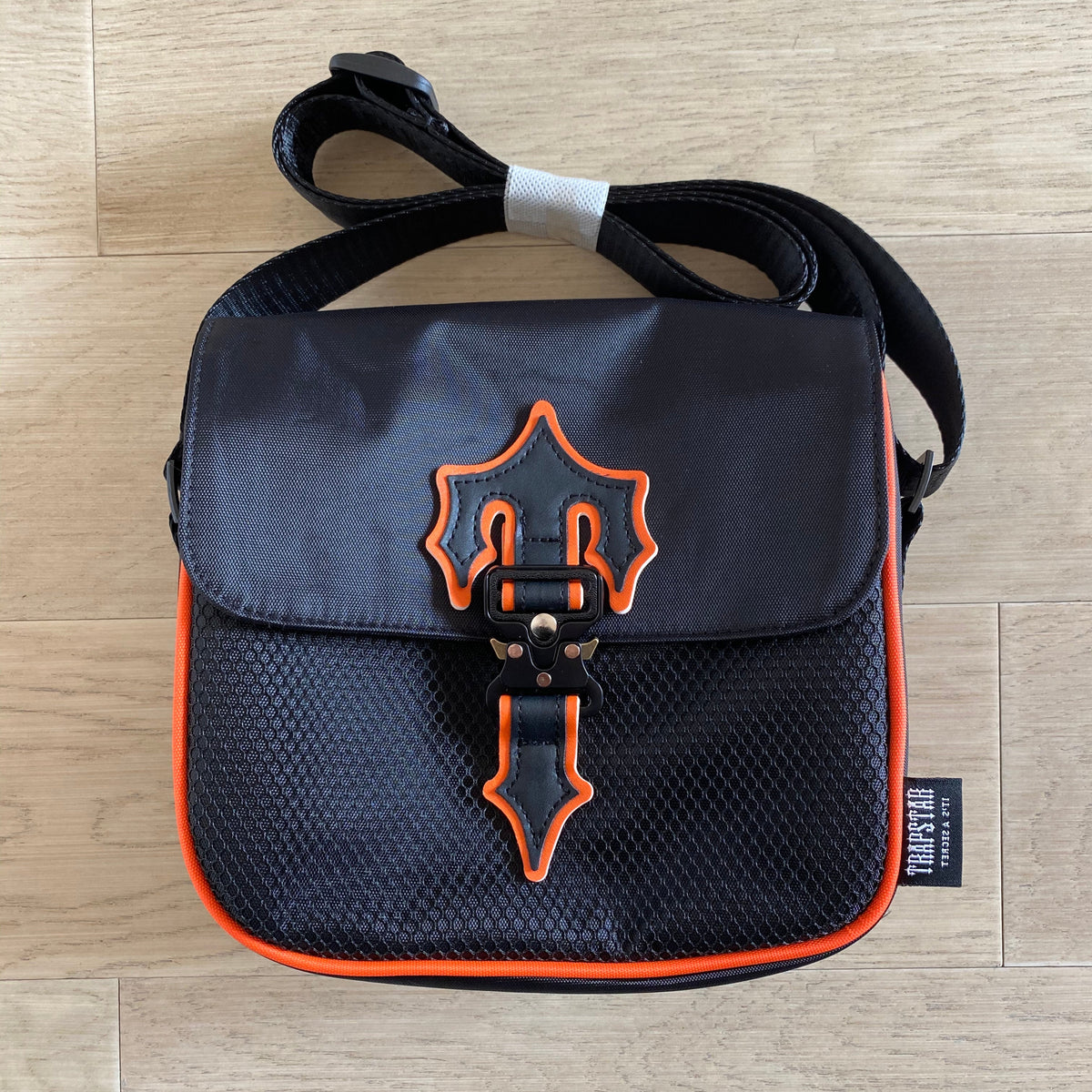Morral Trapstar Irongate T Crossbody Negro Naranja
