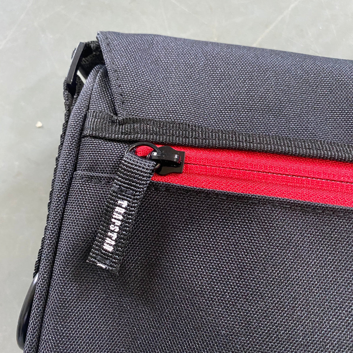 Morral Trapstar Irongate 1.0 Crossbody Negro Rojo