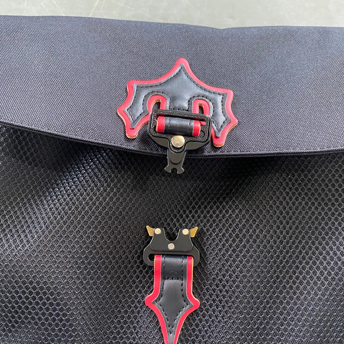 Morral Trapstar Irongate 1.0 Crossbody Negro Rojo
