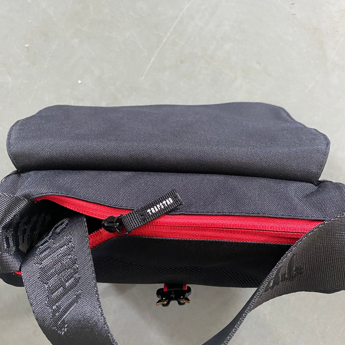 Morral Trapstar Irongate 1.0 Crossbody Negro Rojo