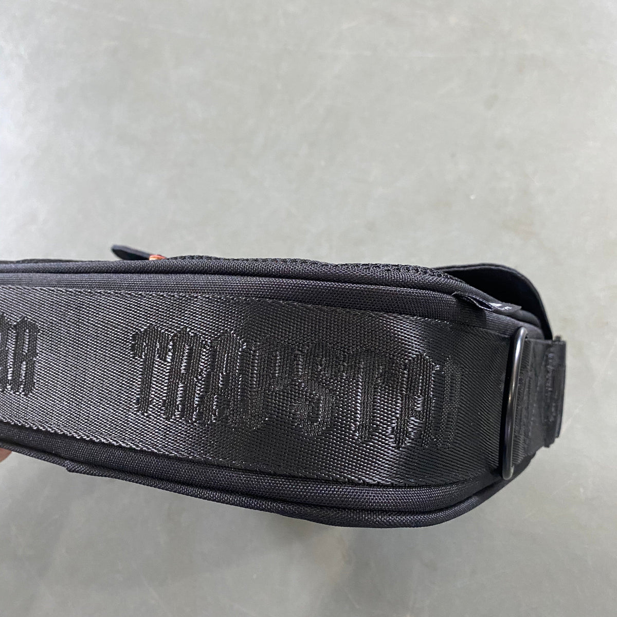 Morral Trapstar Irongate 1.0 Crossbody Negro Rojo
