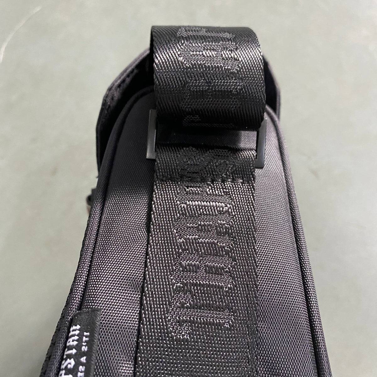 Morral Trapstar Irongate 1.0 Crossbody Negro Tiger Camo