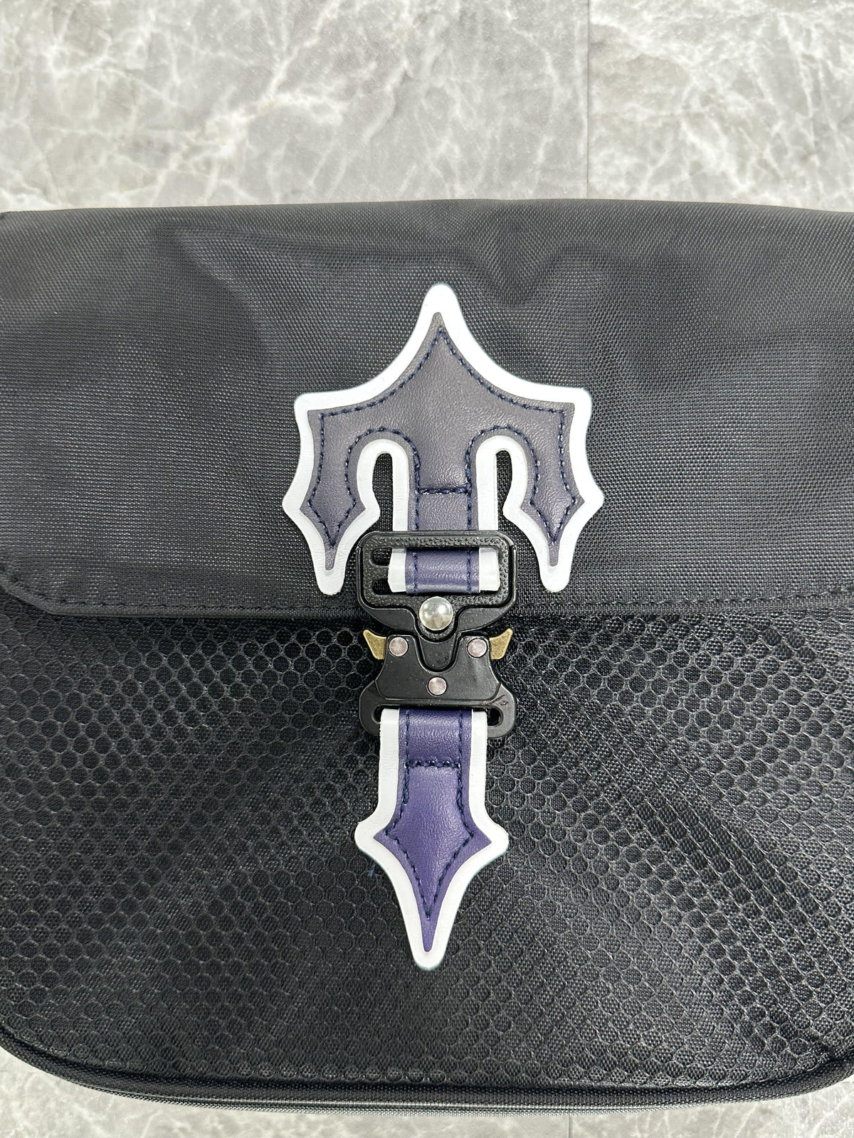 Morral Trapstar Irongate 1.0 Crossbody Negro Azul