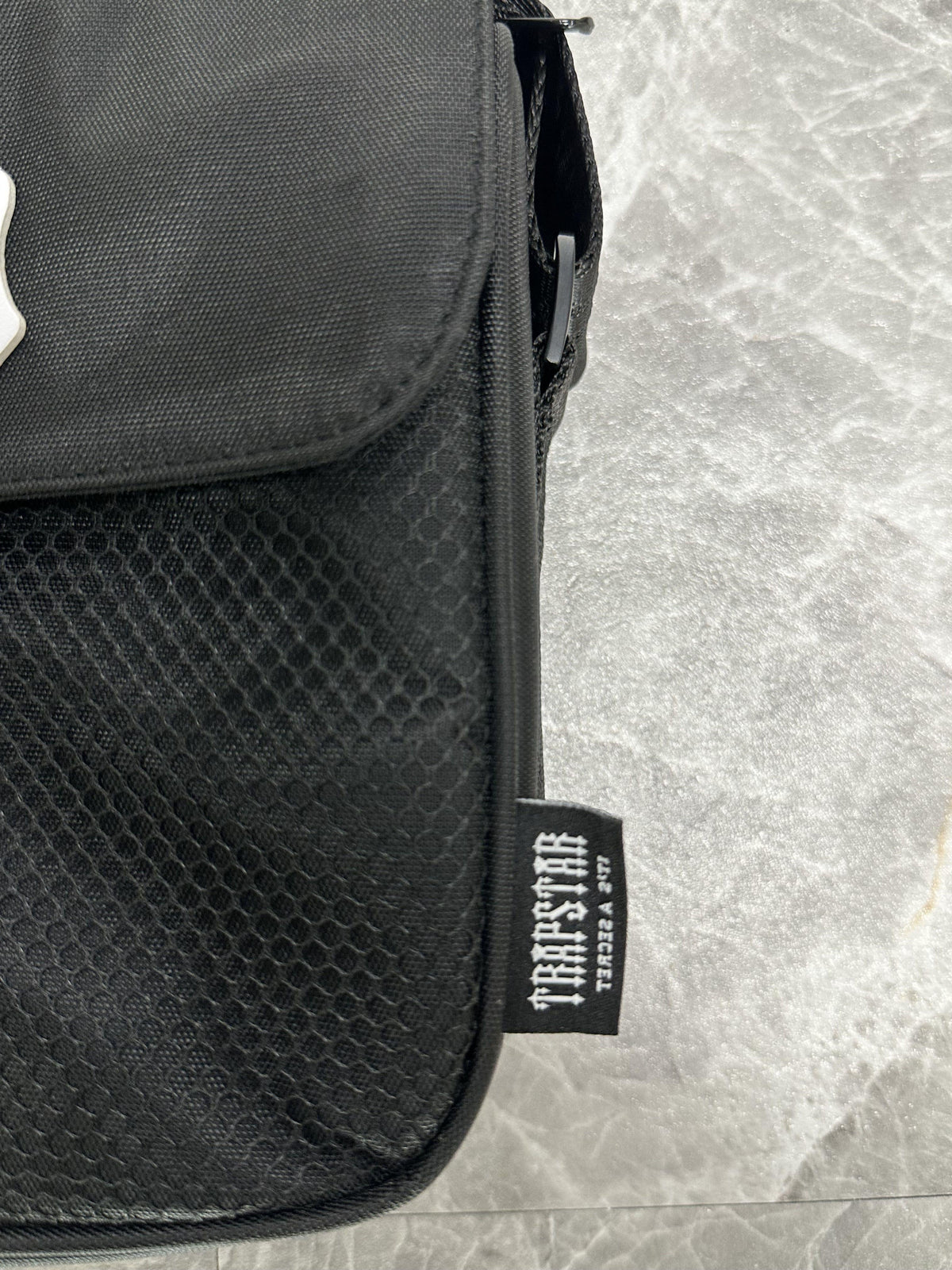 Morral Trapstar Irongate 1.0 Crossbody Negro Azul