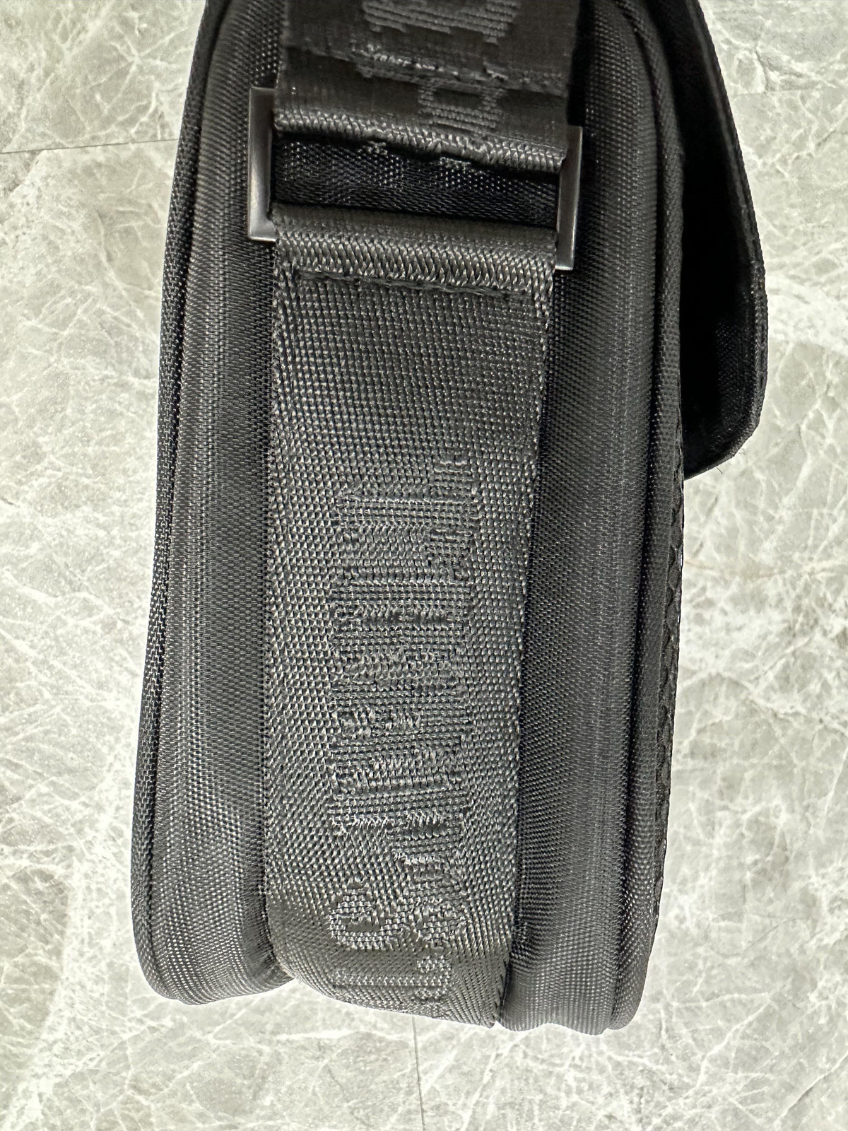 Morral Trapstar Irongate 1.0 Crossbody Negro Rojo