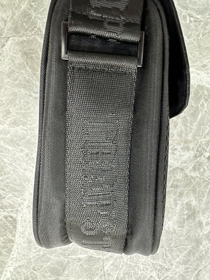 Morral Trapstar Irongate 1.0 Crossbody Negro Rojo
