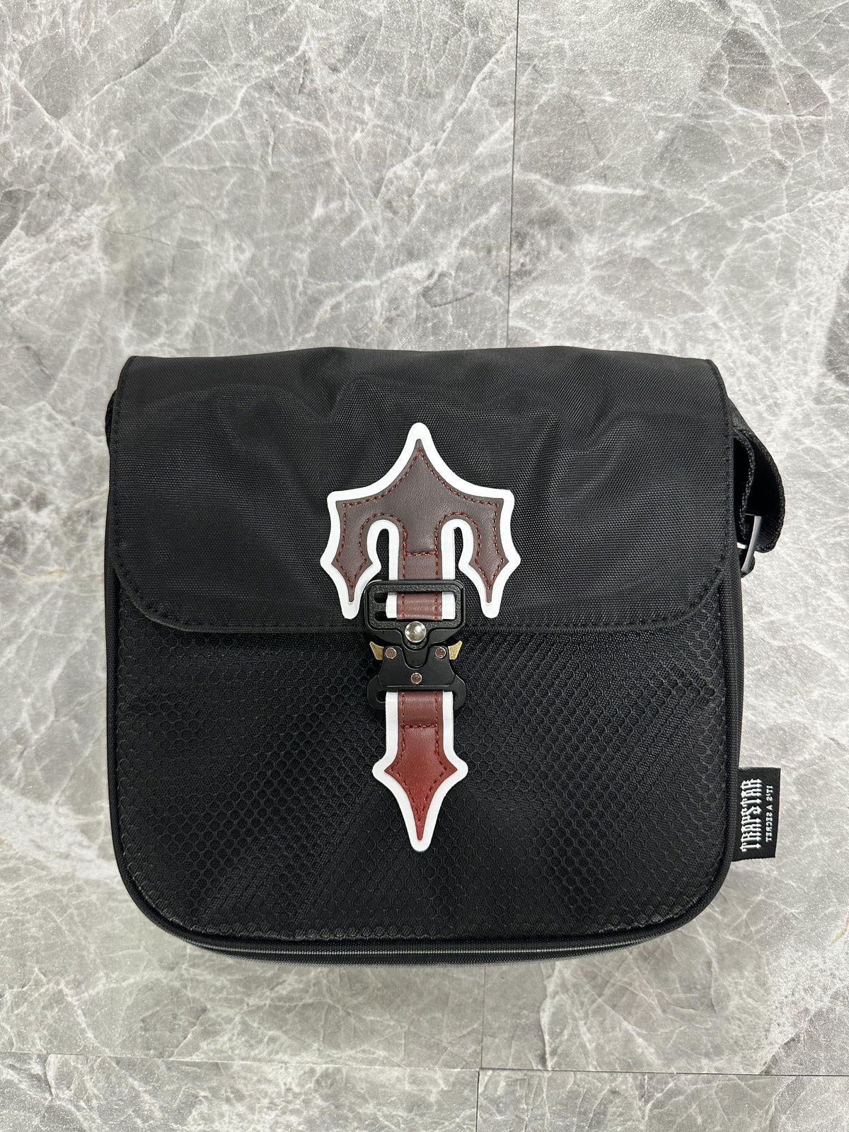 Morral Trapstar Irongate 1.0 Crossbody Negro Rojo