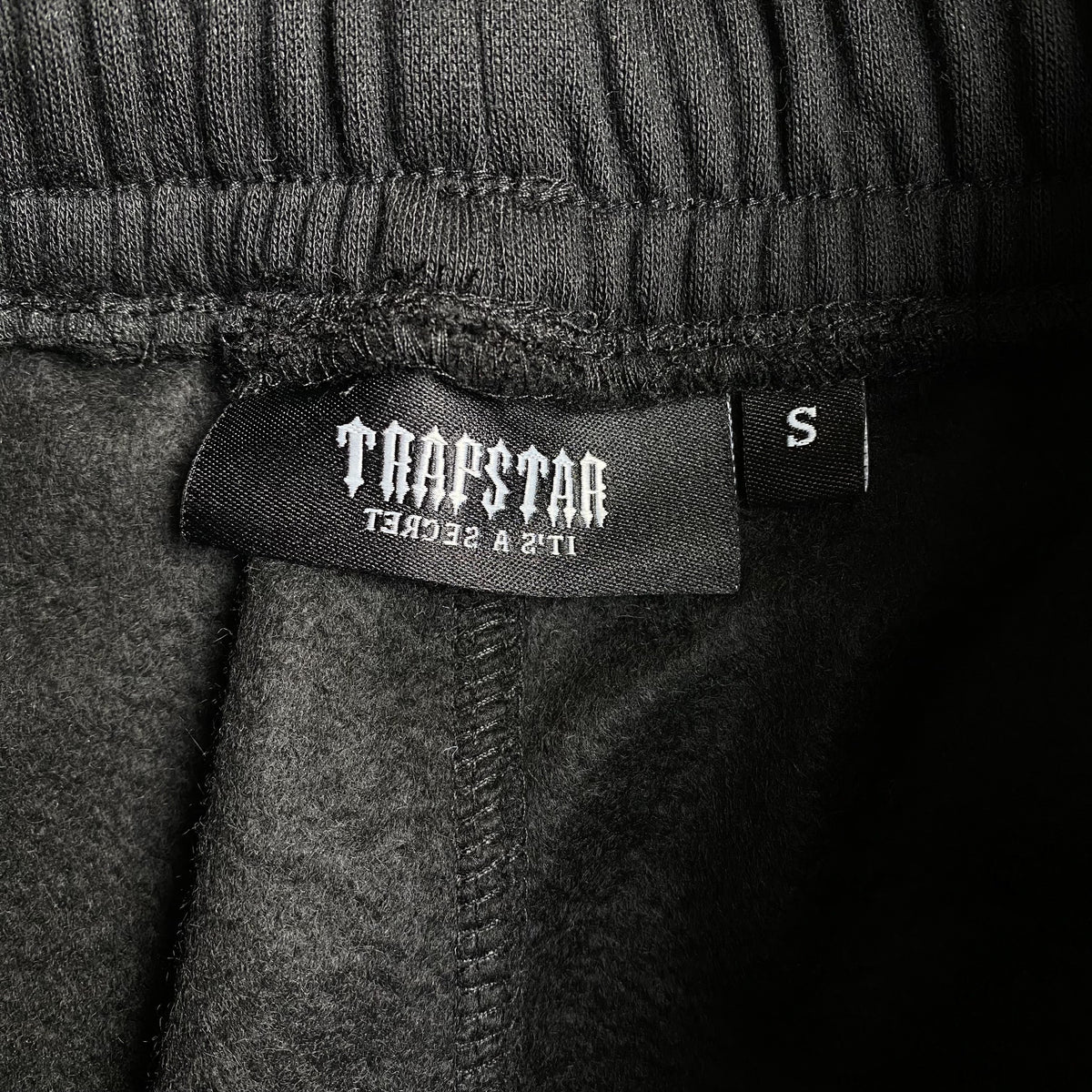 Conjunto Trapstar Irongate Arch Chenille 2.0 Negro