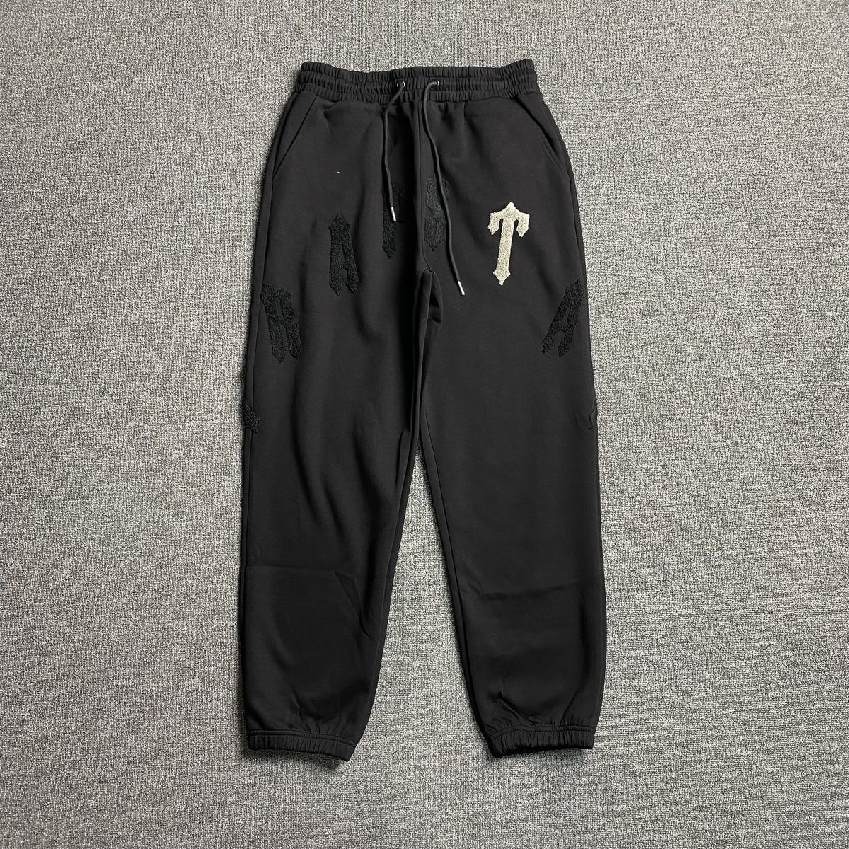 Conjunto Trapstar Irongate Arch Chenille 2.0 Negro