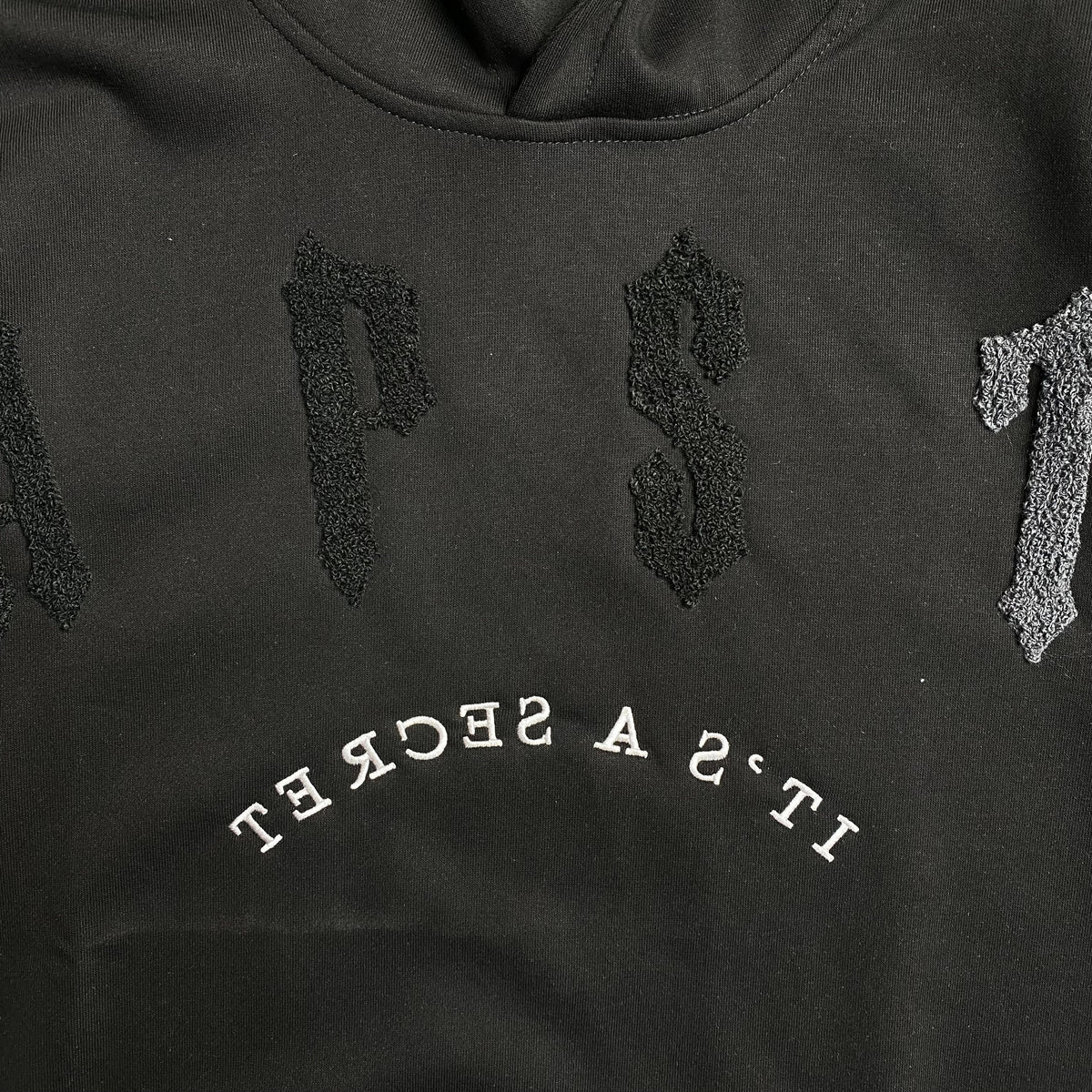 Conjunto Trapstar Irongate Arch Chenille 2.0 Negro