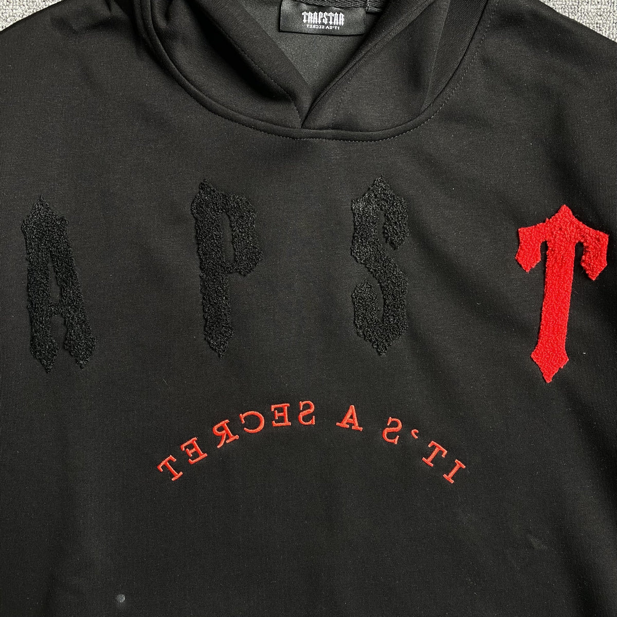 Conjunto Trapstar Irongate Arch Chenille 2.0 Negro