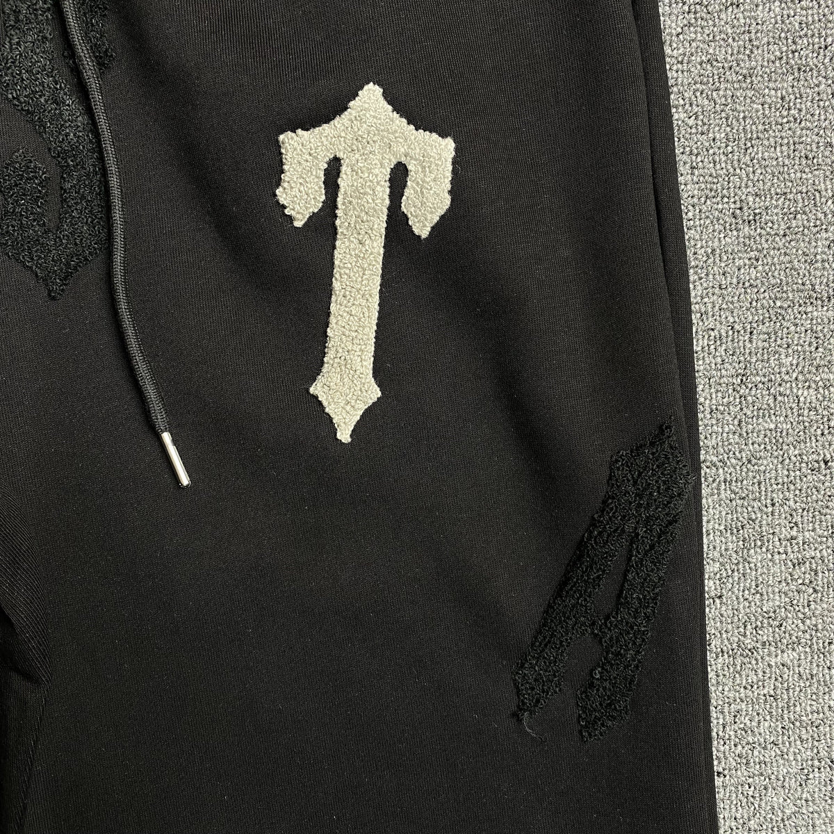 Conjunto Trapstar Irongate Arch Chenille 2.0 Negro