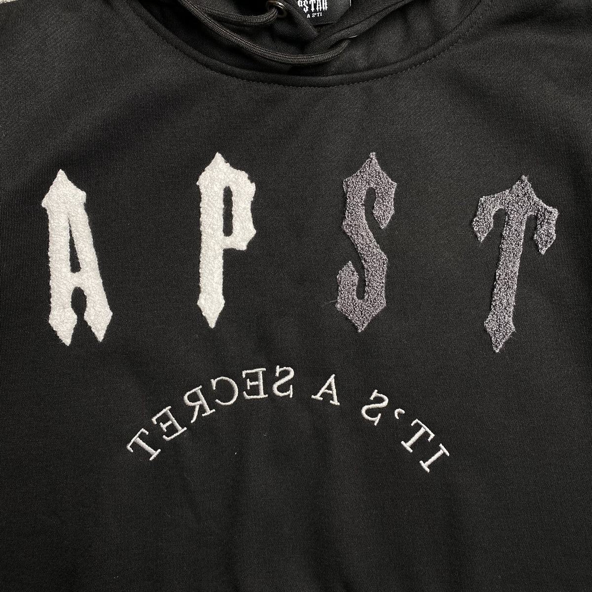 Conjunto Trapstar Irongate Arch Chenille 2.0 Negro