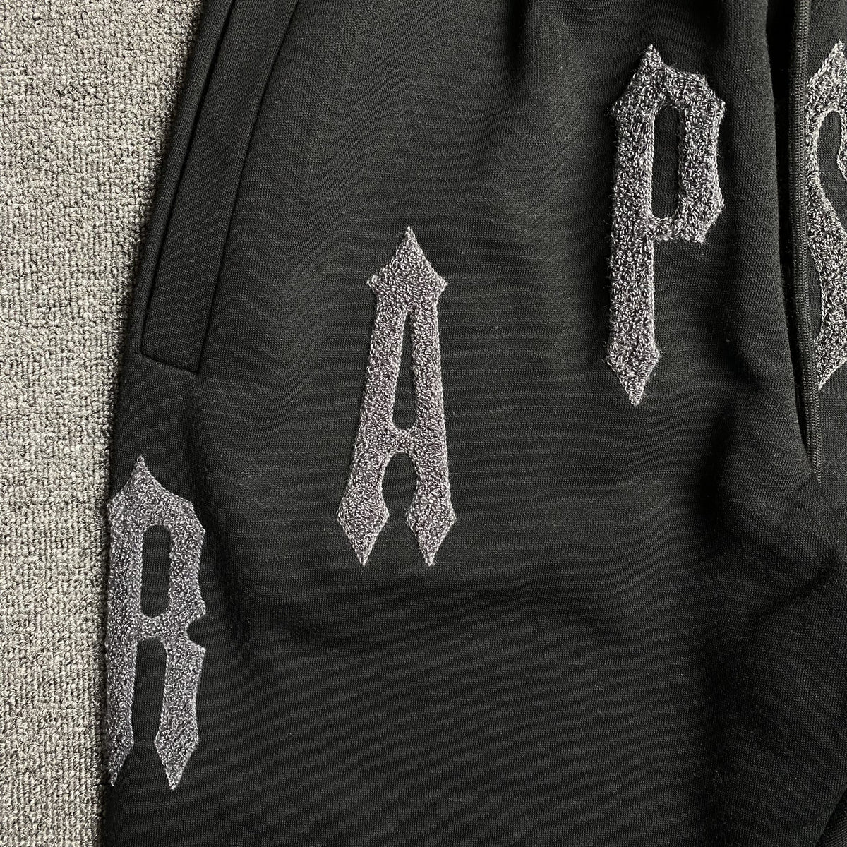 Conjunto Trapstar Irongate Arch Chenille 2.0 Negro