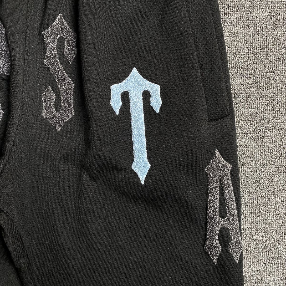 Conjunto Trapstar Irongate Arch Chenille 2.0 Negro