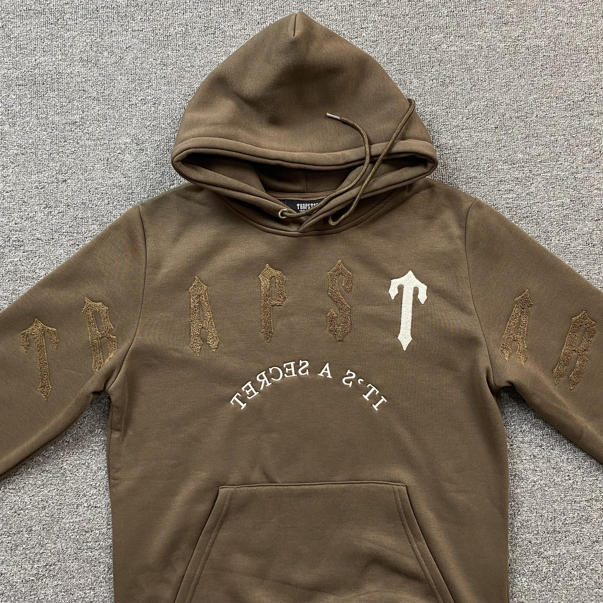 Conjunto Trapstar Irongate Arch Chenille 2.0 Marrón