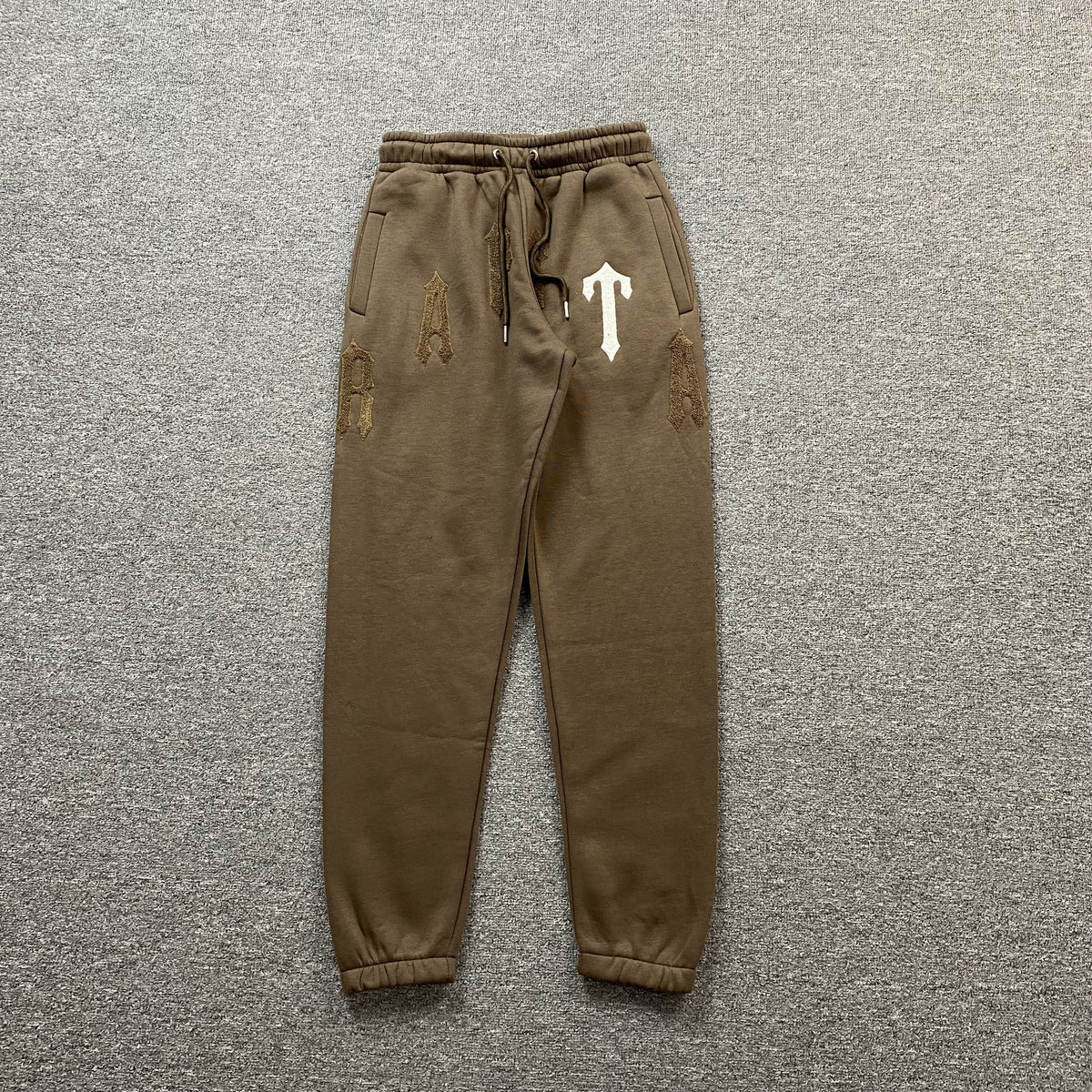 Conjunto Trapstar Irongate Arch Chenille 2.0 Marrón