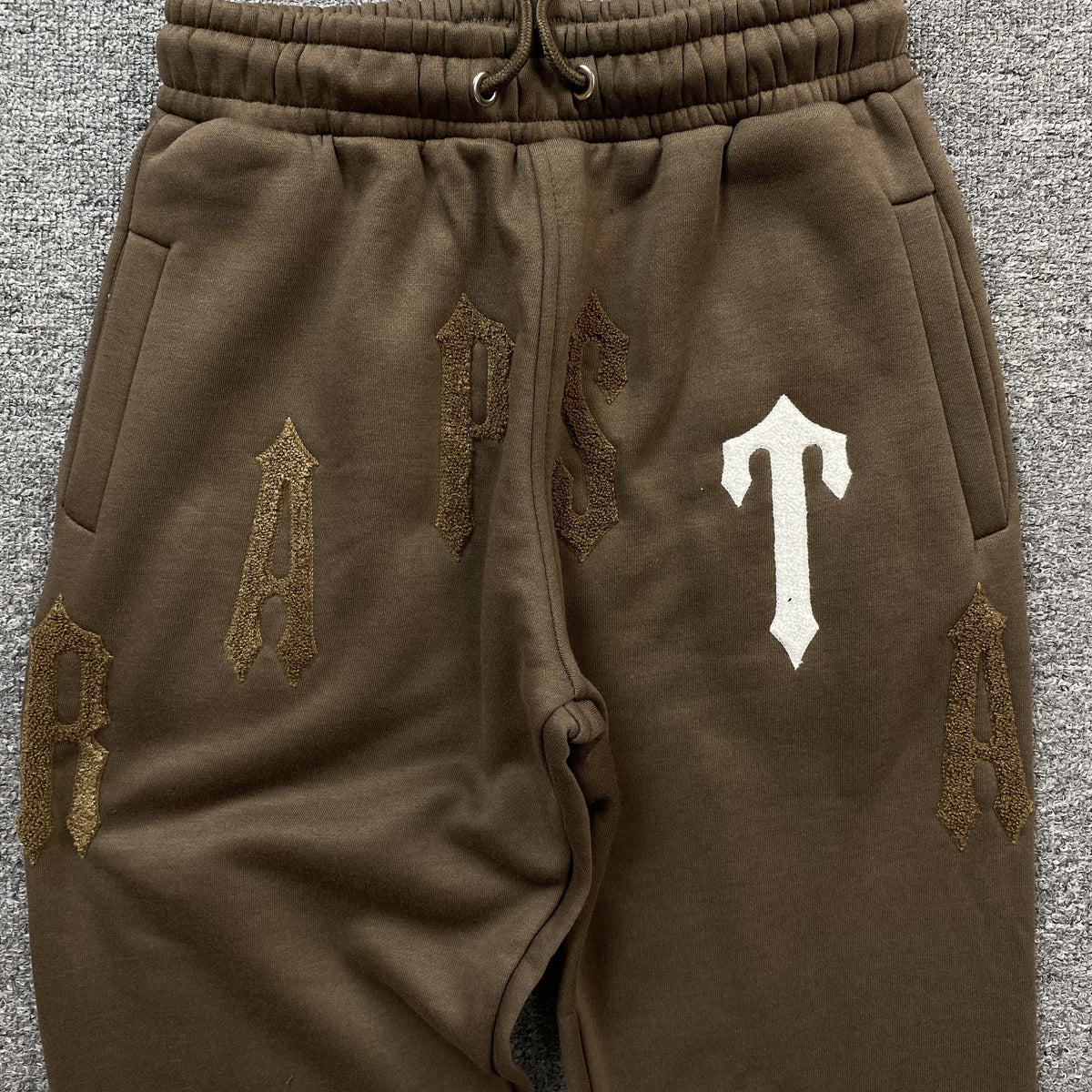 Conjunto Trapstar Irongate Arch Chenille 2.0 Marrón